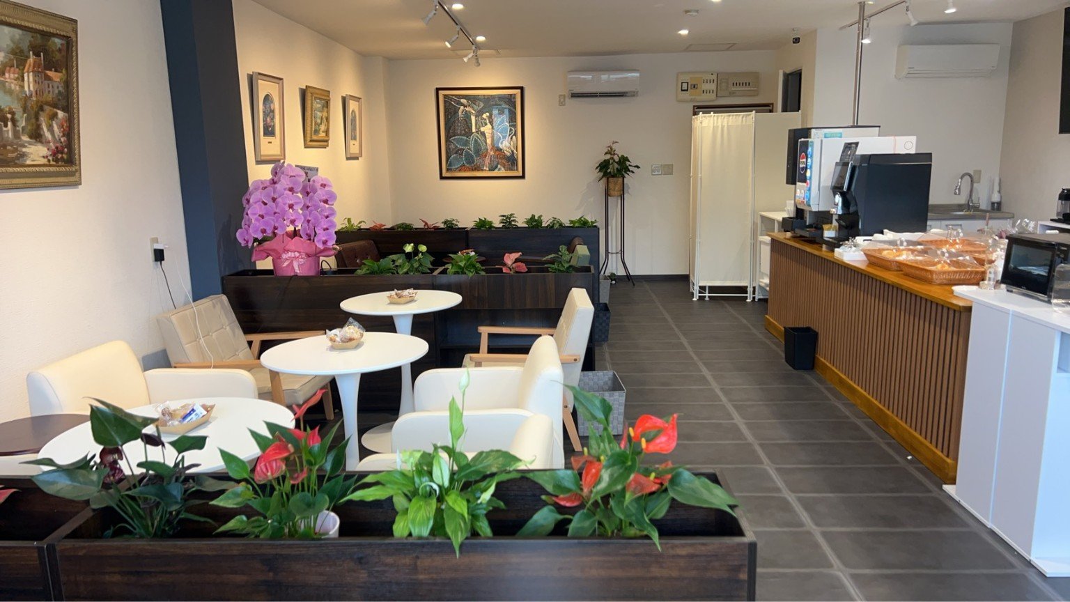 The Lounge cafe&eatsの明るい店内写真